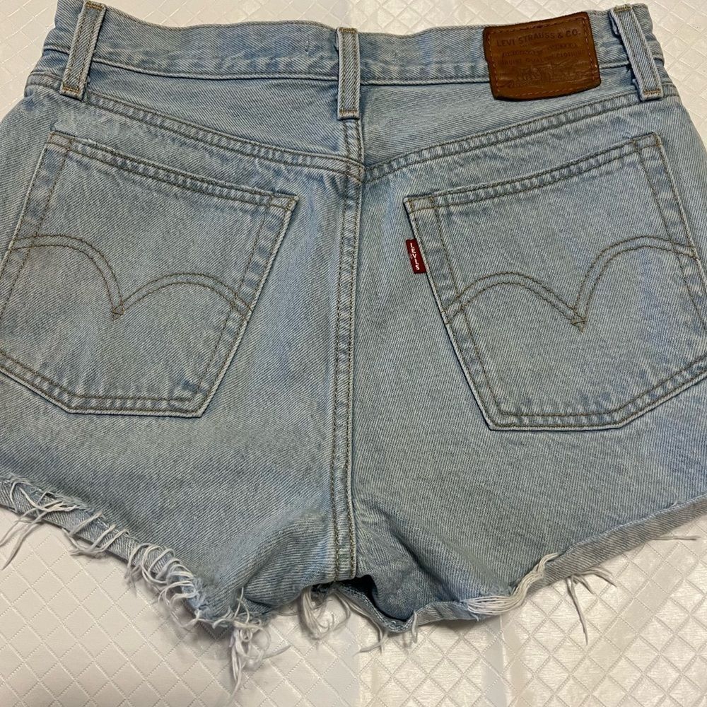 Levi’s Wedgie Jean Shorts Cutoffs Raw Hem Light Wash Button Fly Premium Size 28 - Picture 7 of 15